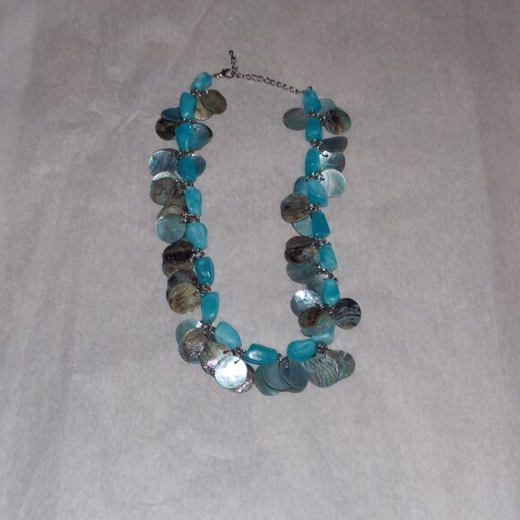 Vintage Natural Shell MOP Beaded Short Necklace - Picture 2 of 5